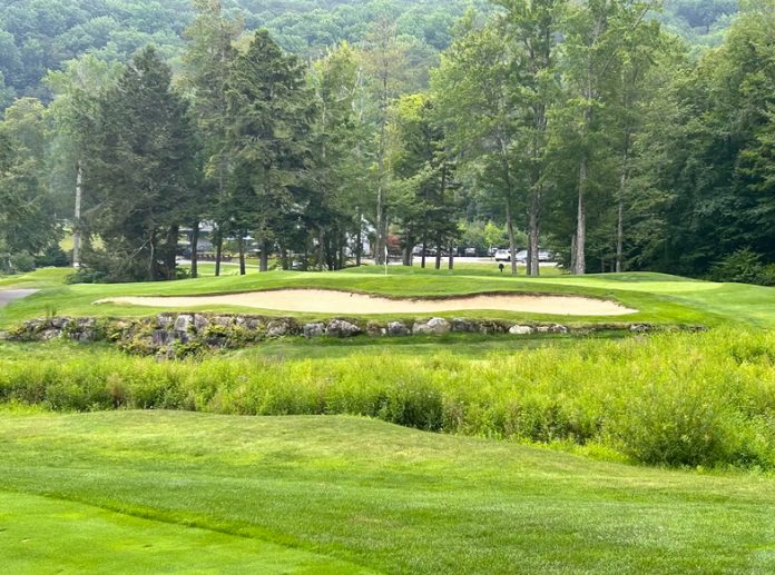 Green-Mountain-Hole-18_green